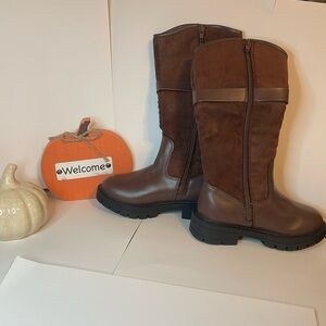 New never worn girls boots size 11